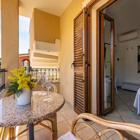 לינה וארוחת בוקר Simius Bay 3*